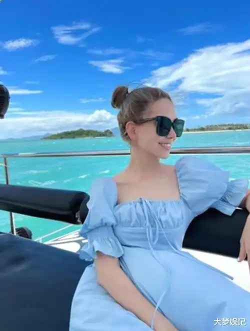 周杰伦放闪了!昆凌罕见"解放事业线"比基尼照上半身仅1条线