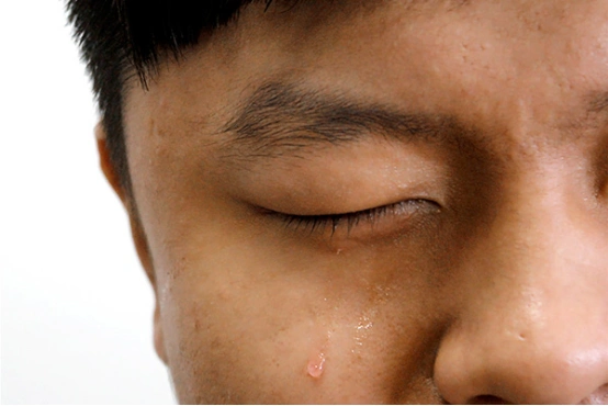 相信大家都有过流眼泪的经历,有些人是眼睛受到异物刺激,眼睛处于自我