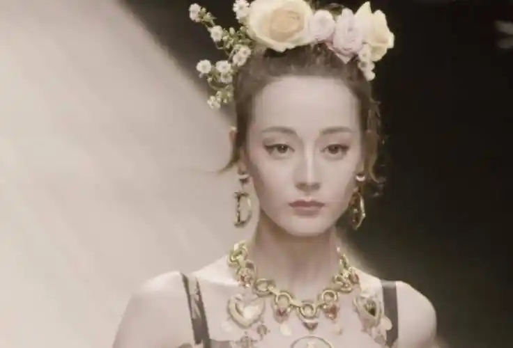 迪丽热巴和超模一起走t台看到俩人的对比我没眼花吧