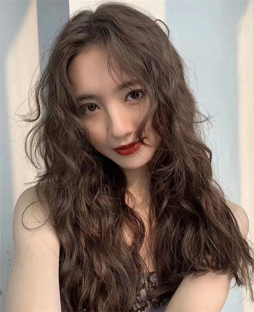 蓬松感羊毛卷发型 俏皮减龄又瘦脸_女生烫发 - 美发站