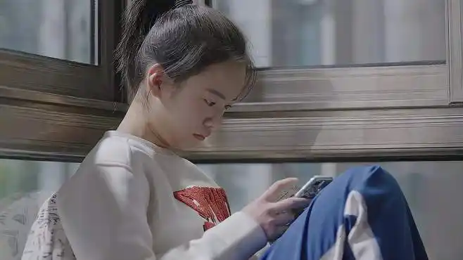 小欢喜:英子和妈妈吵架,独自在家伤心,赶紧呼叫方一凡-影视综视频