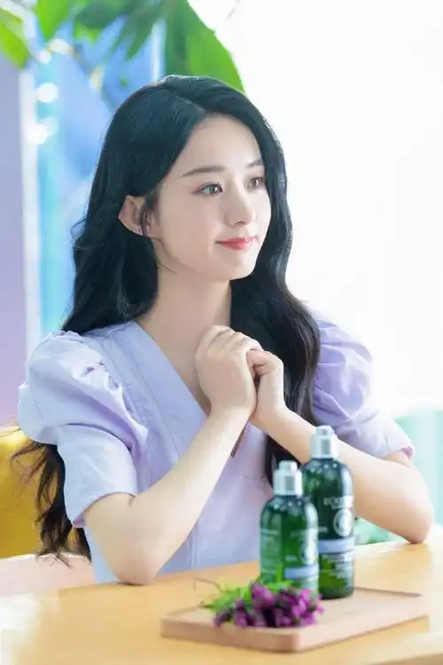 下周穿什么选对衣领显身材赵丽颖已精通