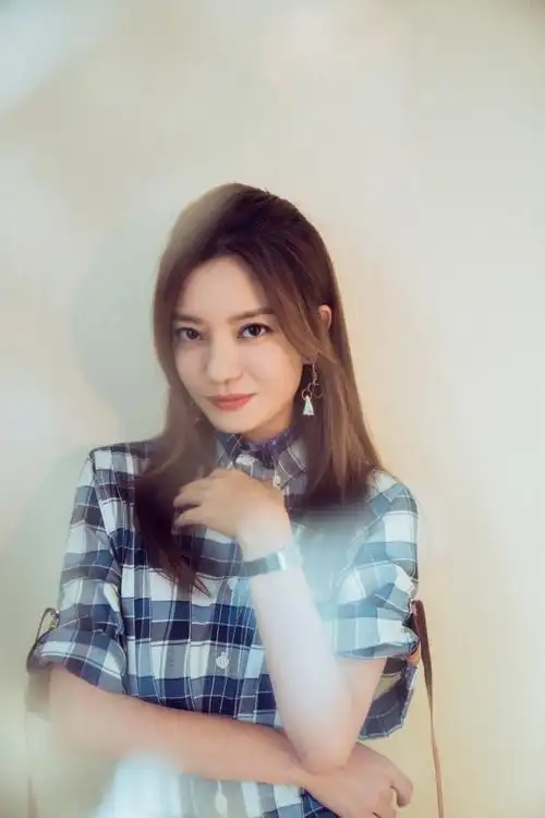 赵薇穿格纹衬衫裙文艺清新 身材纤细眼神慵懒迷离
