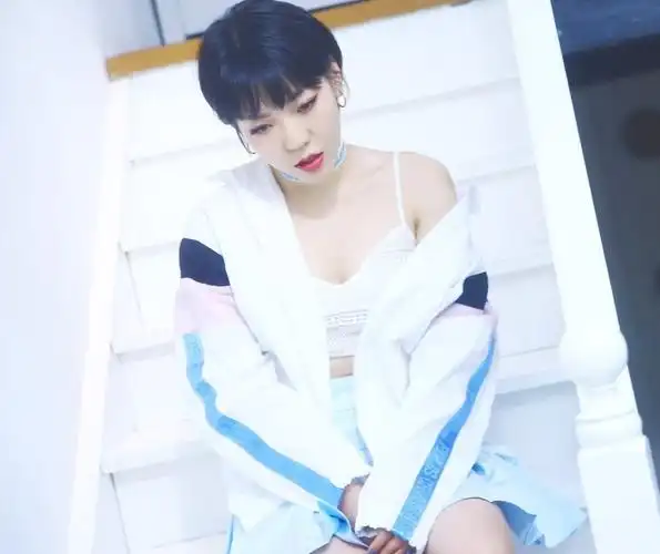 吴莫愁放大招了,穿上深v小吊带,姣好身材凹出来,性感到没谁了