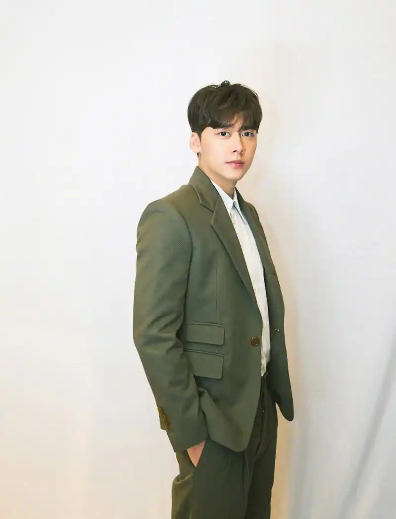 李易峰!来消息了. 光影交错间的西装峰online. 一会儿见.