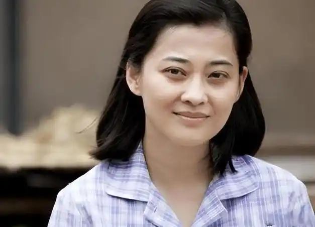 48岁梅婷生图曝光引争议肤色暗沉法令纹重超显老被指撞脸倪萍