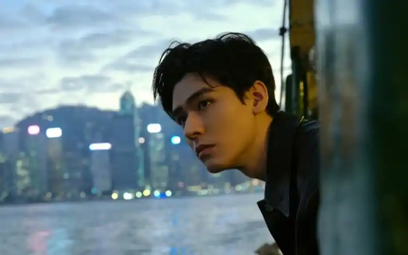 靓仔龚俊:香港lv大秀时尚街拍,魅力无限!