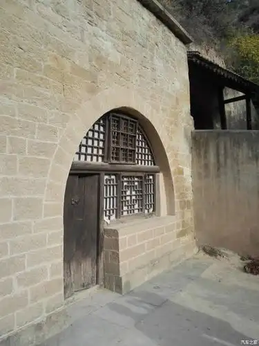 边上一口窑洞门是锁着的,不知道是谁住的.