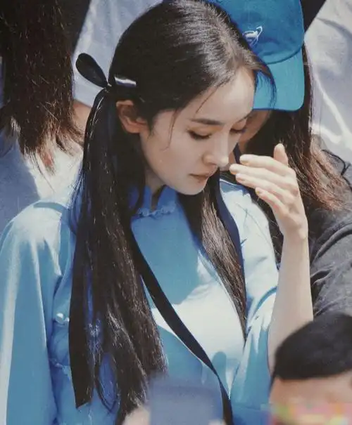 杨幂穿民国学生装录综艺双马尾模样清纯我却在意她的发际线