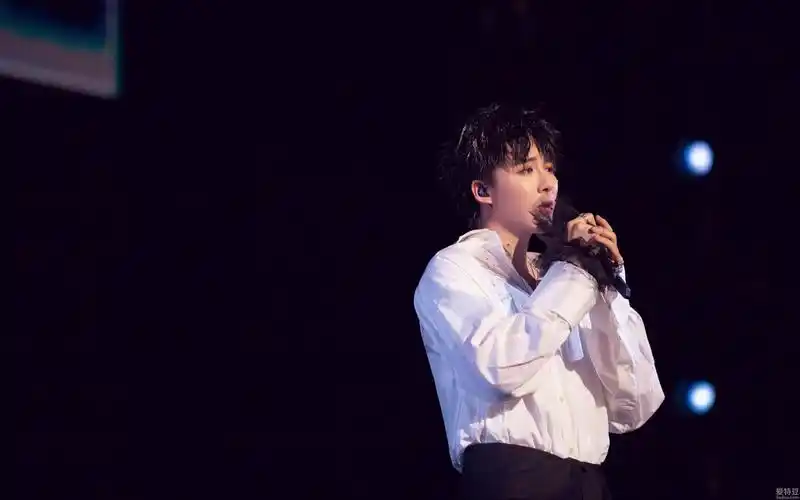 星空画面大幕的缓缓拉开,刘宇宁以新歌《人造卫星情人》"从天而降"