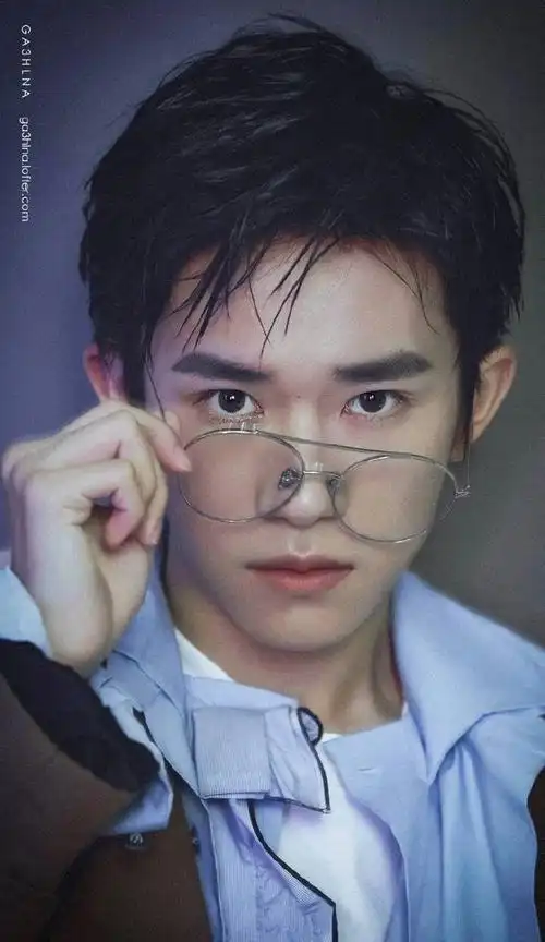 好喜欢易烊千玺戴眼镜,好喜欢好喜欢@tfboys-易烊千玺#易烊千玺优瑞家