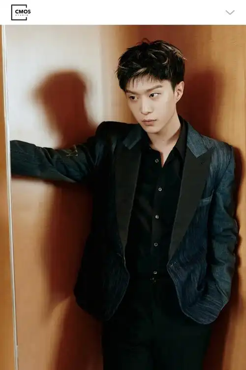 范丞丞超话cmostudio超话  @范丞丞adam0616身着清冷的深色西装,点缀