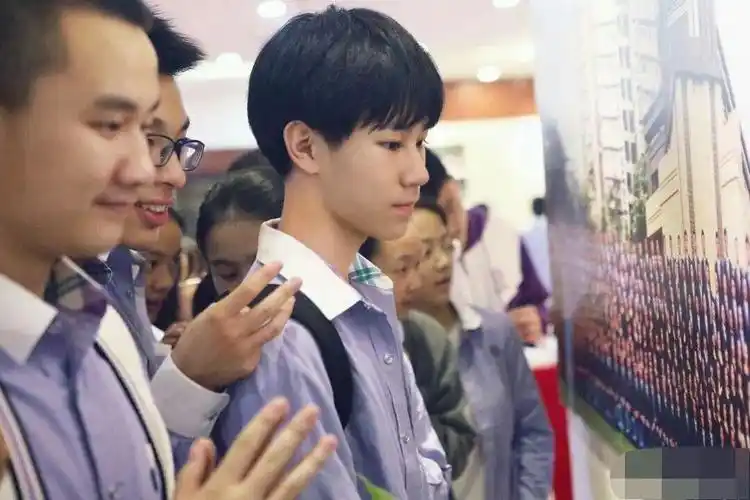 tf家族张真源化身巴蜀代言人身穿校服无比帅气粉丝学长娶我