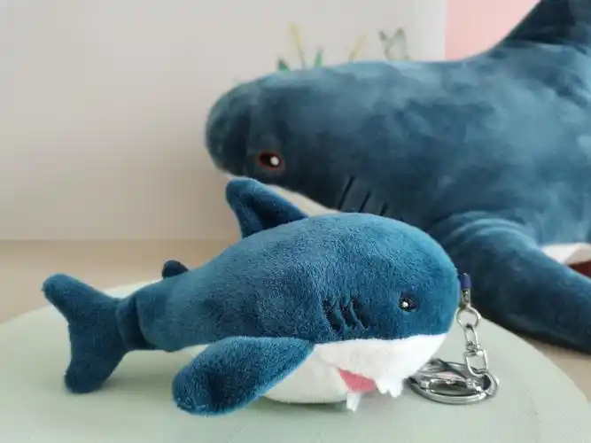 可爱卡通鲨鱼公仔拍照装饰神器毛绒玩具床上玩偶网红挂件批发代发