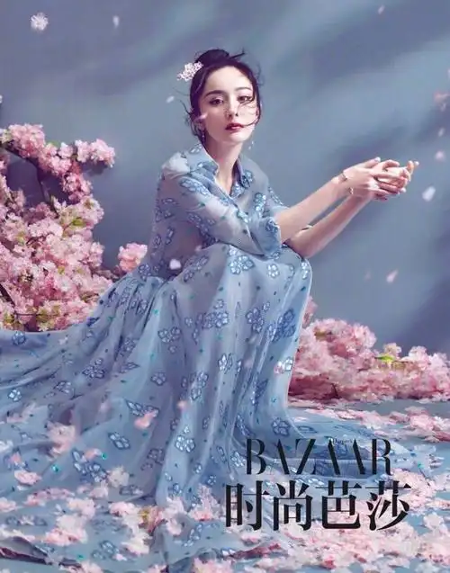 杨幂时尚芭莎封面大片,春风拂面,桃花相掩,又美又仙