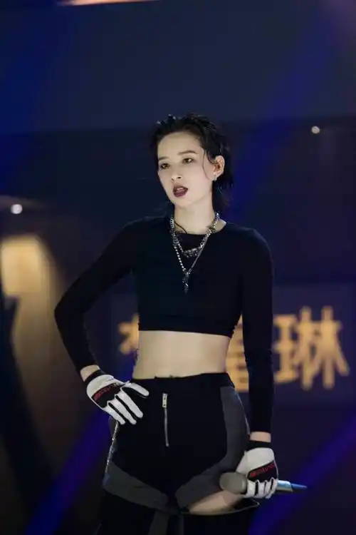 参加节目前并不火,但除了万茜,她也成了姐姐中的"香饽饽"_李斯丹妮