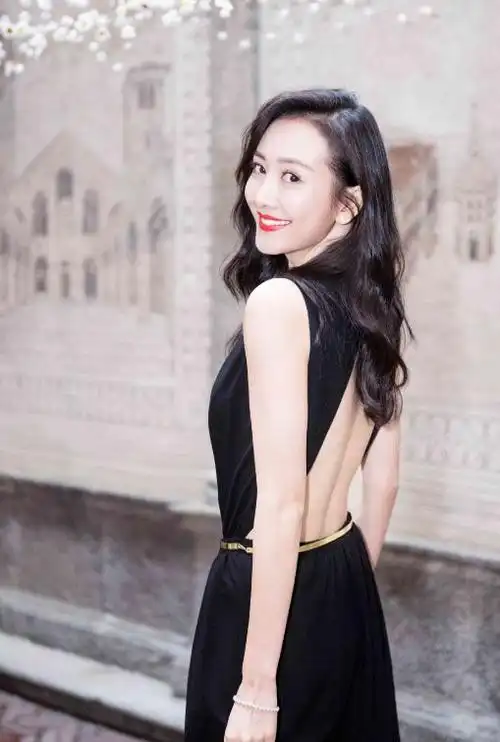 然而,可能很多人都不知道,其实王鸥是模特出身,当年才十八岁的她就踏