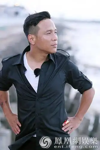 《极挑》男人帮车站遭拦截 宋小宝"夜战"肤色遭调侃