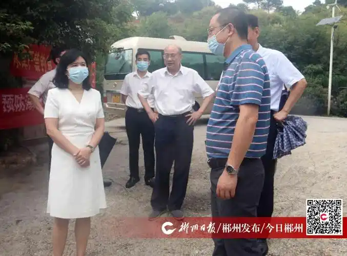 冯海燕来到坳上镇田家湾村东朝龙水库督导防溺水工作,实地查看水域