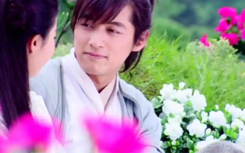 两版李逍遥赵灵儿甜蜜互动对比,哪个更让你有心动的感觉?