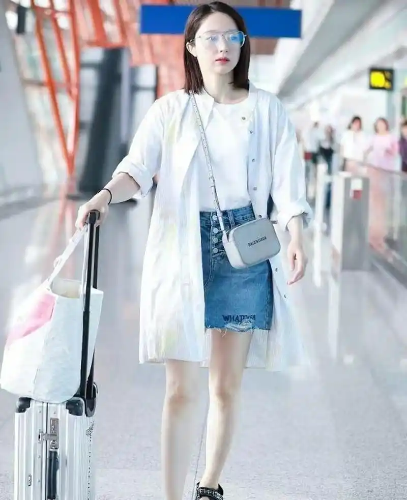 董璇穿着一身非常朴素的牛仔短裤,这样的牛仔短裤穿在董璇身上,也是