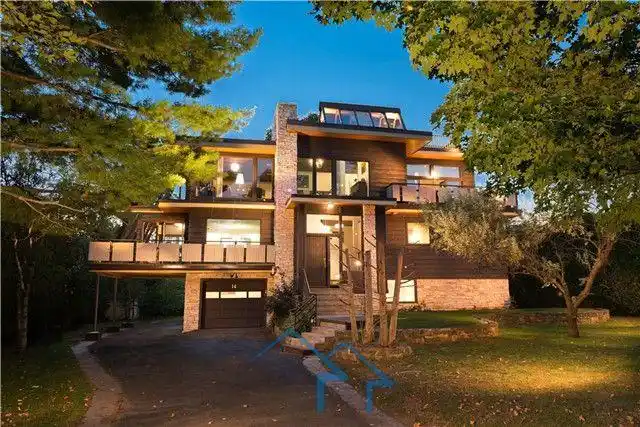 您现在看到的这栋造型精美的别墅外观和内设都是全新的,位于渥太华