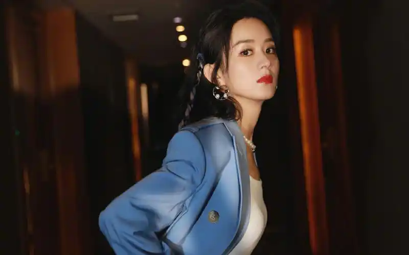 赵丽颖粉蓝编发甜酷高清桌面壁纸