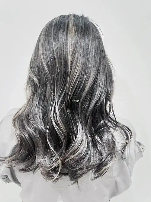 奶灰色挑染真的很绝