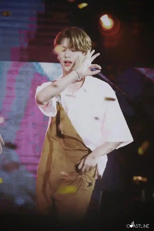 黄明昊背带裤造型路透##黄明昊密室大逃脱背带裤造型