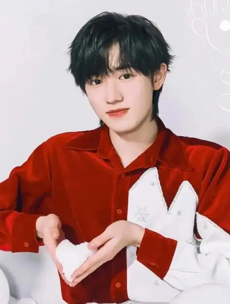 宋亚轩演唱会排练照清爽白t恤展现新舞台的期待