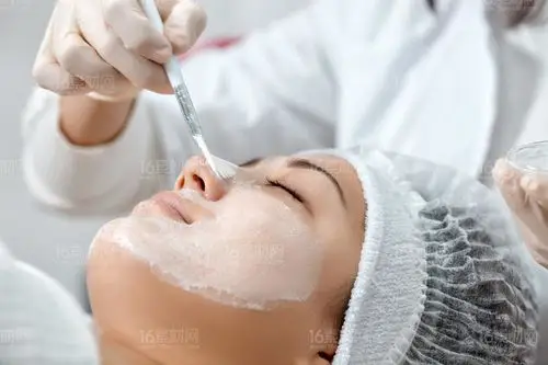 正在做脸部护理的女士高清图片