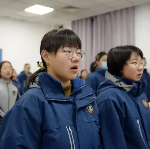 忆昔追今翘盼未来石家庄二中举行主题升旗仪式