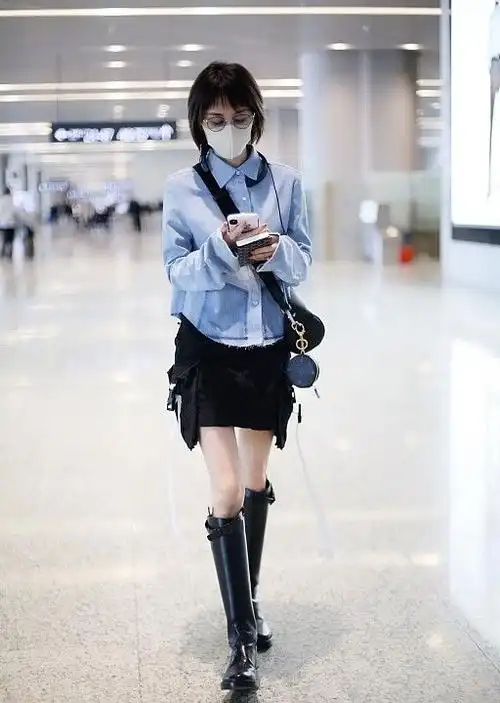 王子文脸上肉肉的衬衫搭配半身裙很有少女感看不出是孩子妈