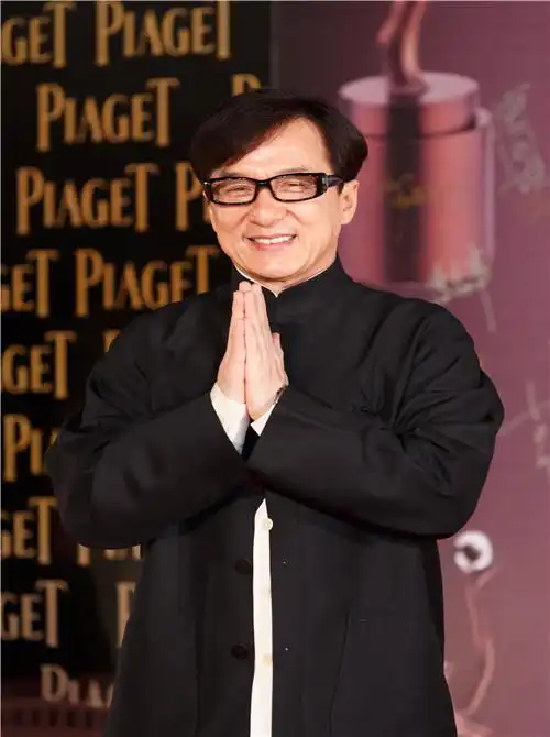 明星相册演艺事业外,成龙热心公益事业.