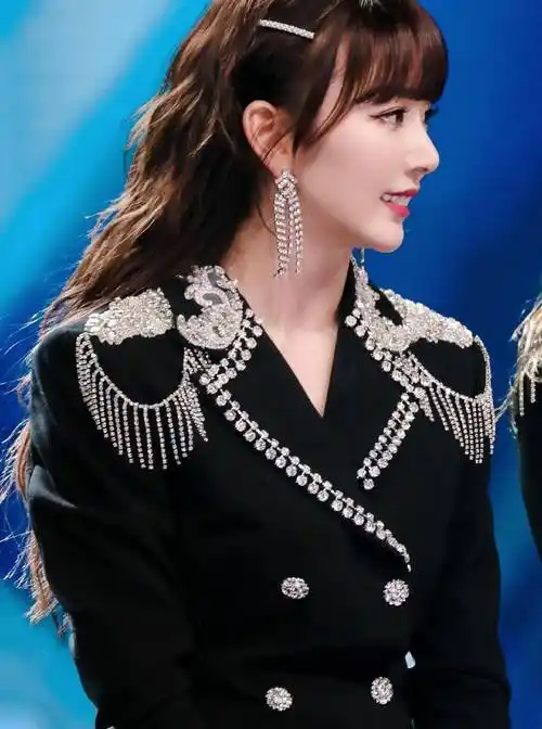 虞书欣钻到孔雪儿怀里撒娇,谁注意到孔雪儿什么反应,表情真的太现实