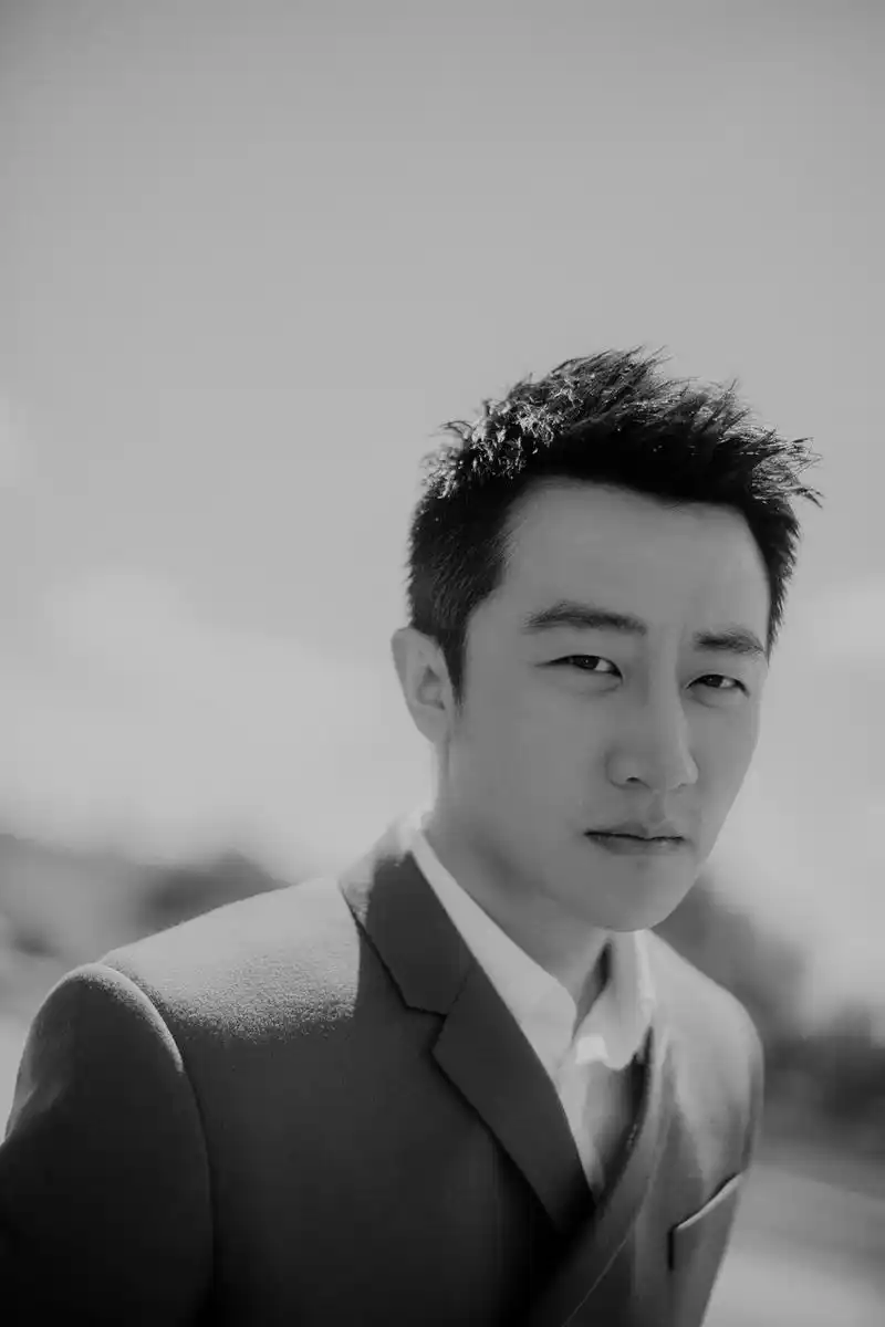 黄轩巴黎街拍大片曝光 温情绅士遥祝粉丝七夕快乐