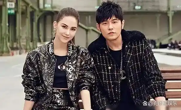 日本街头偶遇周杰伦亲切与路人合影被赞走路姿势引热议