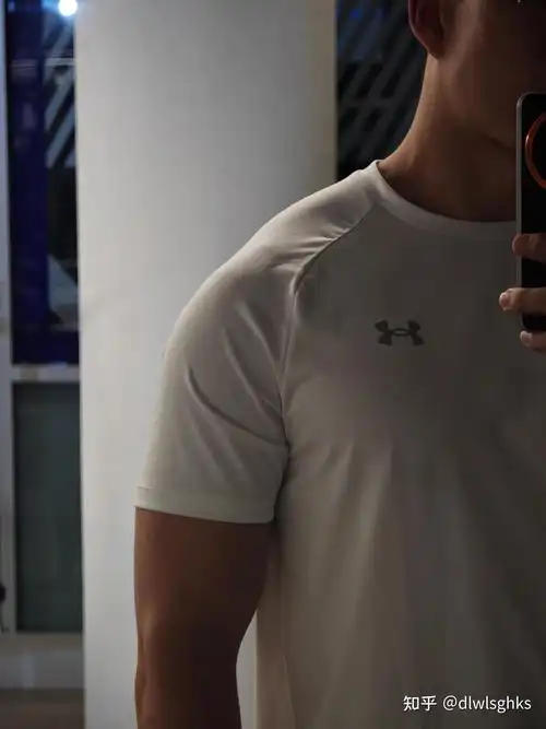 一个男人拥有发达的斜方肌是什么体验