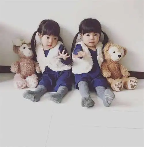 龙凤胎兄妹出生后,习惯性的动作好可爱,网友:刚出生初吻就没了