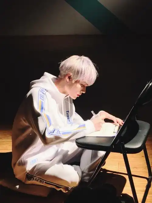 林彦俊偶像练习生时期的小碎片壁纸3372