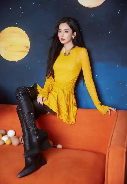 不得不说,古力娜扎实在太任性了,有着纤细修长的大长腿,直接将靴子