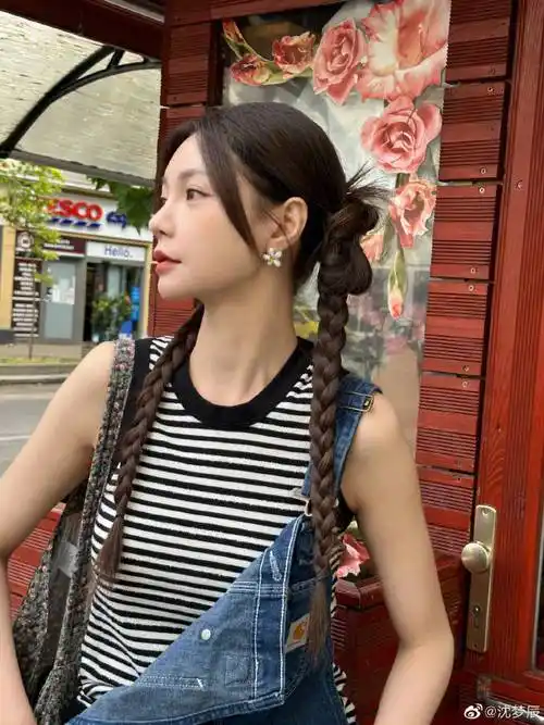 沈梦辰晒照甜美可爱,皮肤白皙水嫩似少女,小肚隆起引猜疑