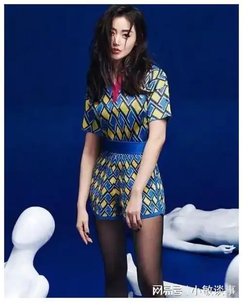 黑色旗子丝袜搭配露背上衣张天爱彻底化身睡美人网友爱了