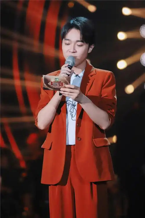 吴青峰《歌手》2019第二期排名再夺高位 歌曲《我们》动情催泪