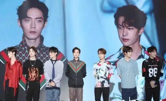 肖战举手点赞,王一博像个孩子,笑的特别开心_陈情_表演_蓝湛