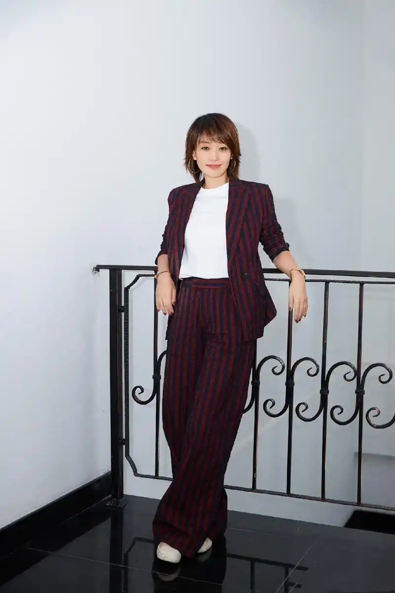 原创43岁马伊琍好会穿一身绣片装饰西装亮相精致优雅越美越高级