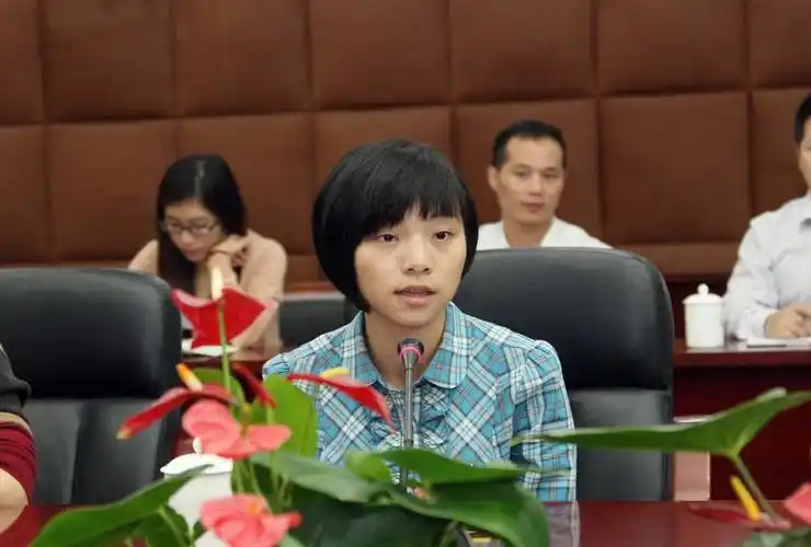 我校举行学习许倩倩同学先进事迹座谈会