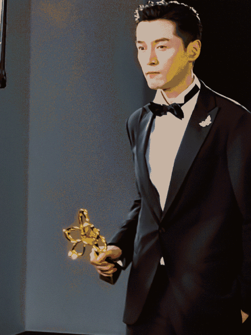 所谓人生赢家↓  事业家庭双丰收  和嫂子身高差好萌    #胡歌和老婆