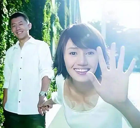 夏雨:结婚不邀请父亲,婚后与母亲明算账,妻子袁泉为他感到心疼_夏羽