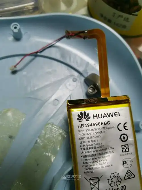 荣耀8青春手机电池正负极如何识别 - 电源/充电器 数码之家